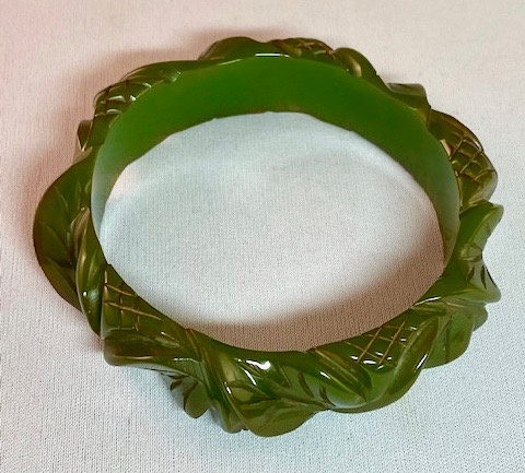 BB256 translucent green leaf carved bakelite bangle